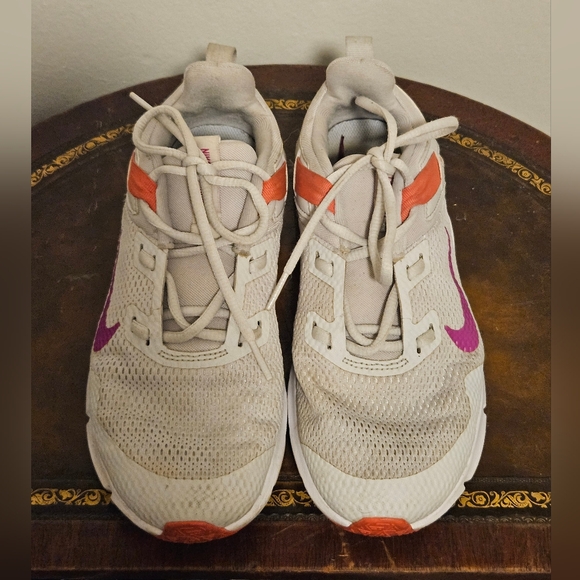 Nike Women's Legend Essential Vast Grey Fire Pink Size 6.5 CD0212 005 - Picture 3 of 10